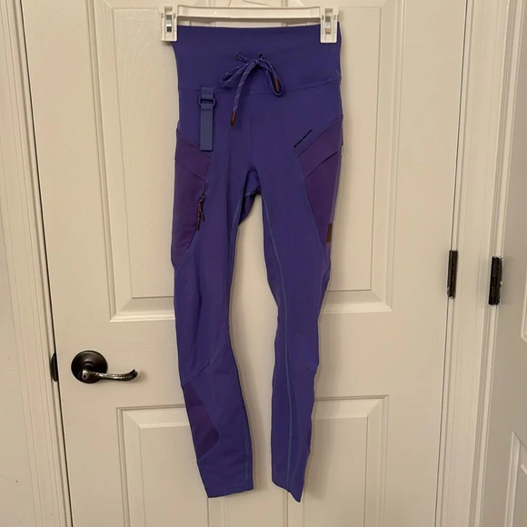 Lululemon Cargo Super-High-Rise Hiking Tight 25" in Charged Indigo - Picture 4 of 9